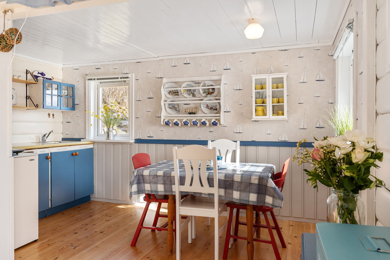 Koselig enkelt hyttekjøkken med spiseplass Galleribilde