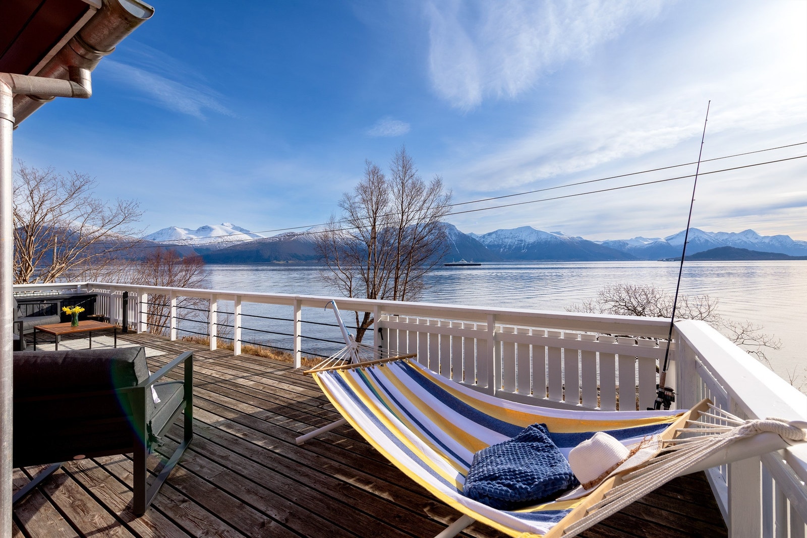 Sydvendt terrasse med tilkomst til hage. Panoramautsikt mot fjord og fjell og kort vei til sjøen Galleribilde