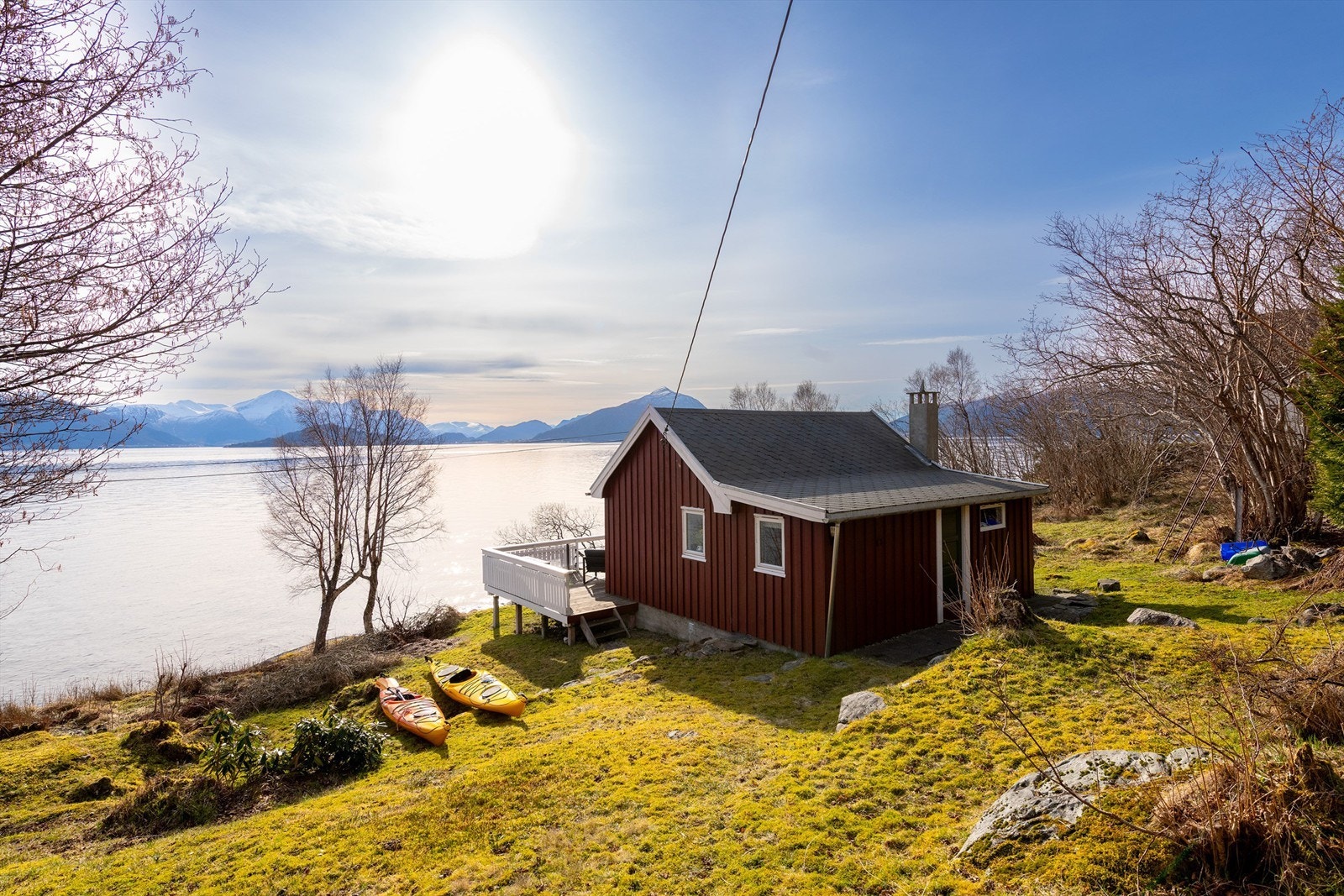 Tomten er beliggende i lett skrånende terreng. Noe opparbeidet og beplantet, ellers naturtomt. Nydelig utsikt mot fjord og fjell Galleribilde