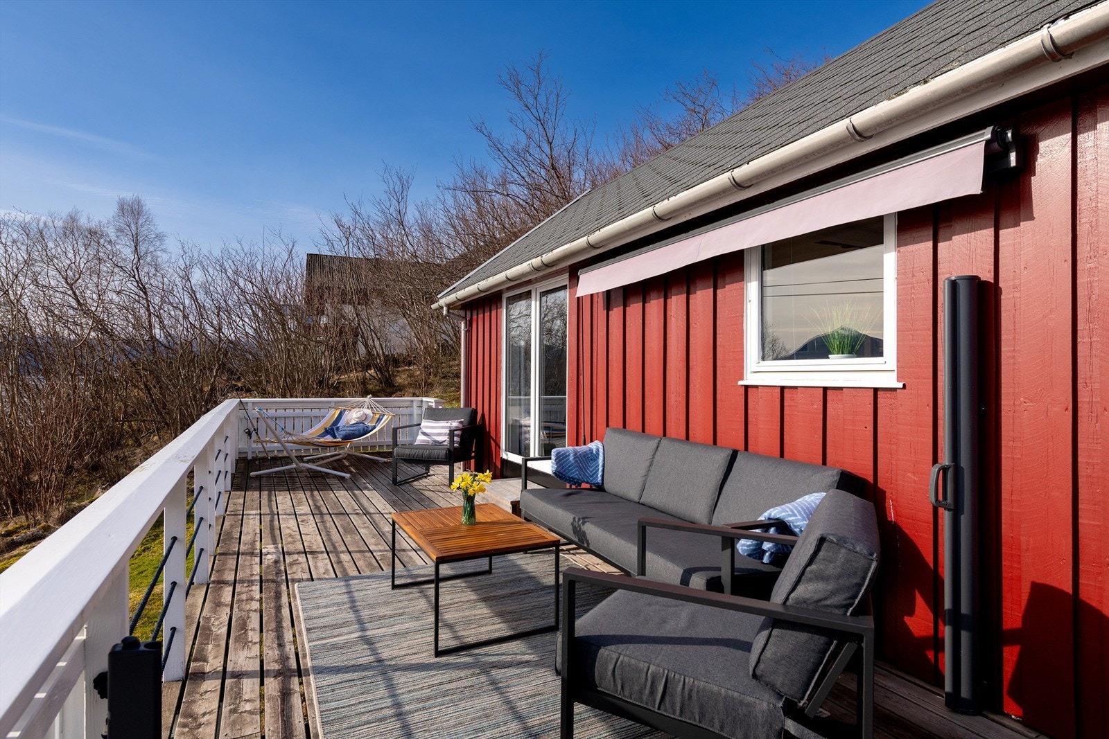 Det er montert markise og levegg på terrassen Galleribilde