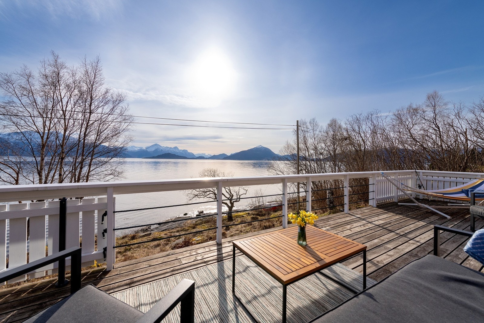 Terrasse med nydelig utsikt mot fjord og fjell Galleribilde