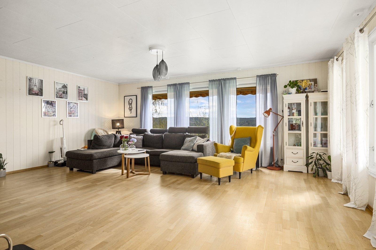 Romslig stue med flere innredningsmuligheter Galleribilde