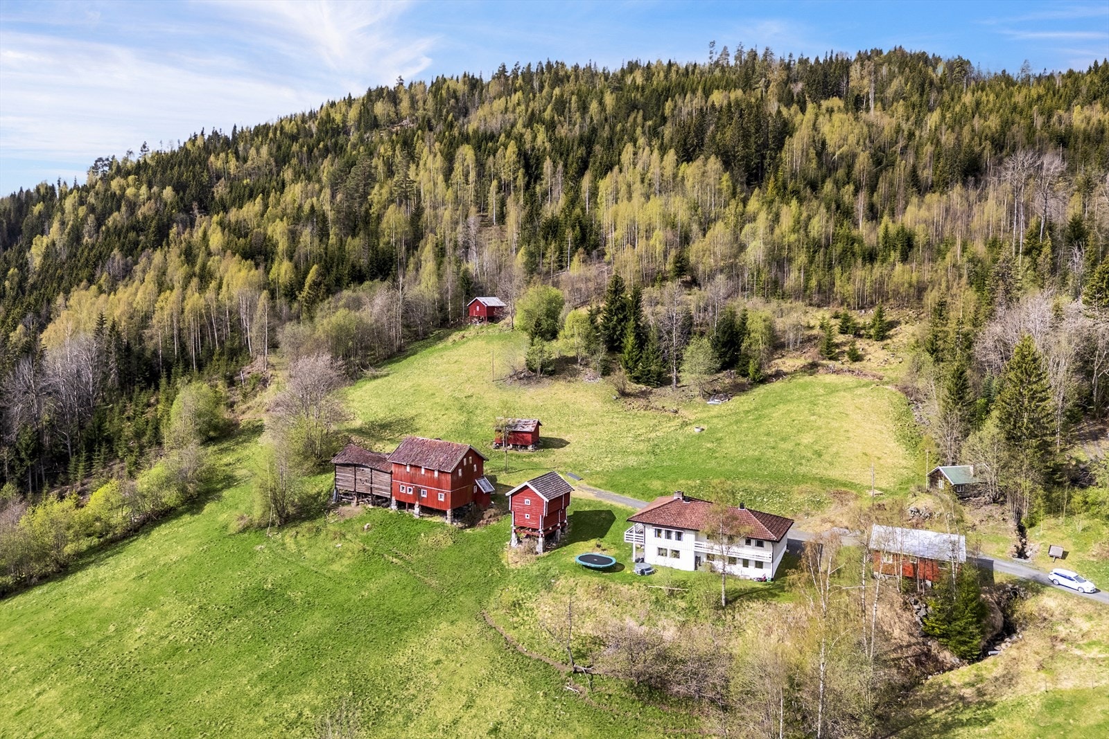 På eiendommen er det oppført våningshus, låve/løe, garasje/vedskjul, stabbur, sommerfjøs, garasje og sommerhus Galleribilde