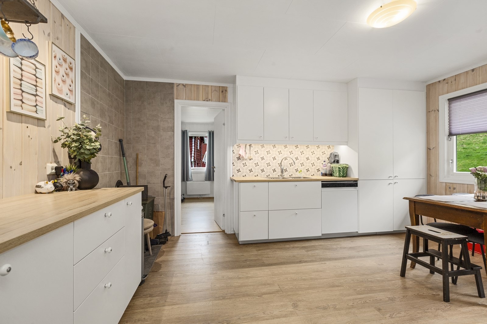 Kjøkkenet er utstyrt med kjøleskap, oppvaskmaskin, komfyr og platetopp. Galleribilde