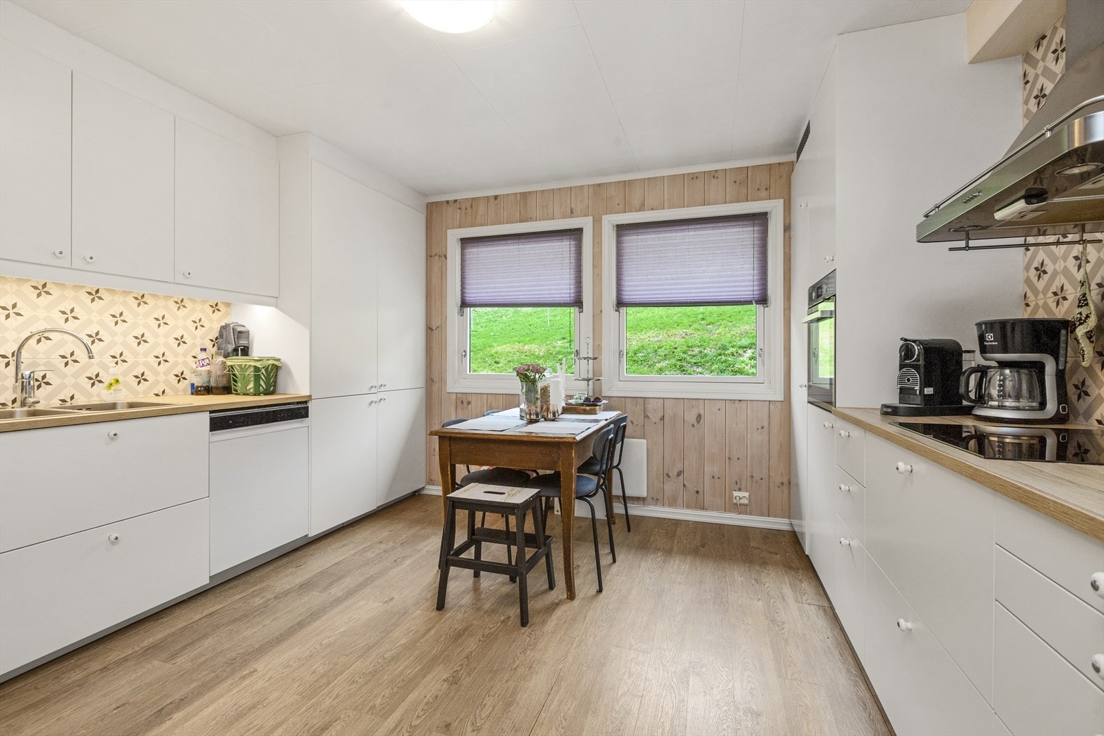 Kjøkkeninnredning med glatte fronter og benkeplate i laminat Galleribilde