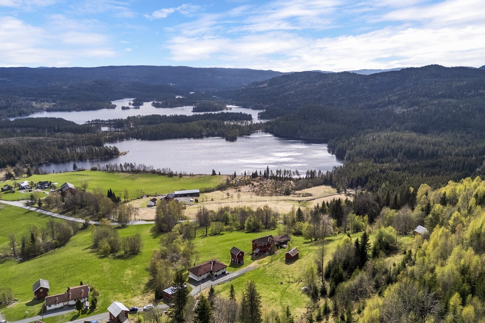 Eiendommen er usjenert og solrik med flott utsikt over dalen ved Gjømlevatnet Galleribilde