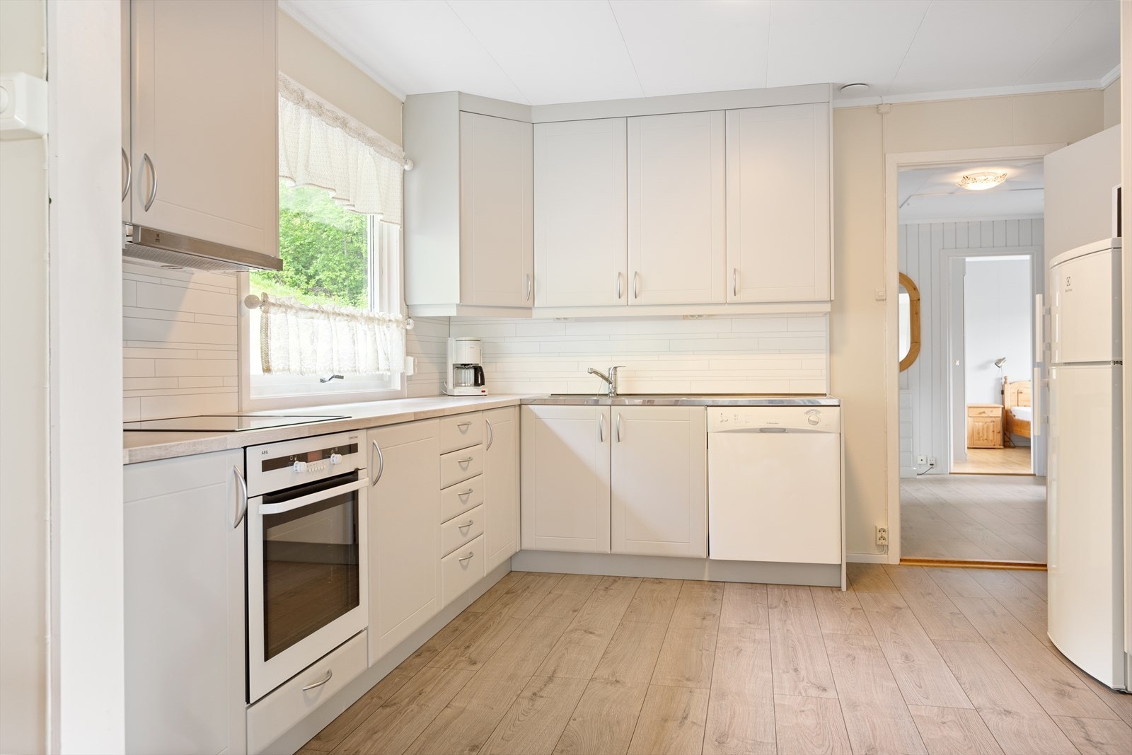 Kjøkkeninnredning med malte fronter og laminat benkeplate. Galleribilde