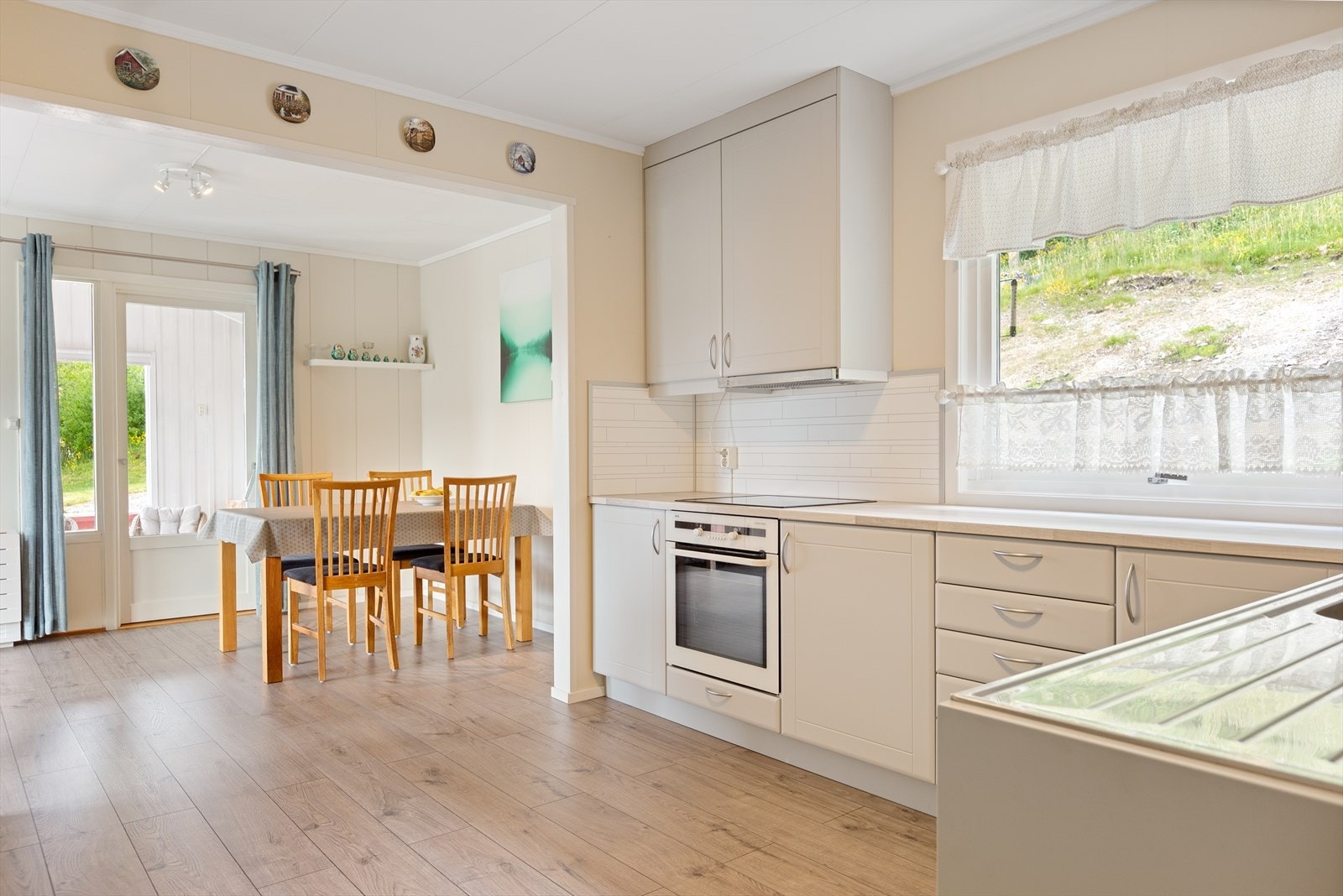 Kjøkkenet ligger i dels åpen løsning med spisestue og stue. Galleribilde