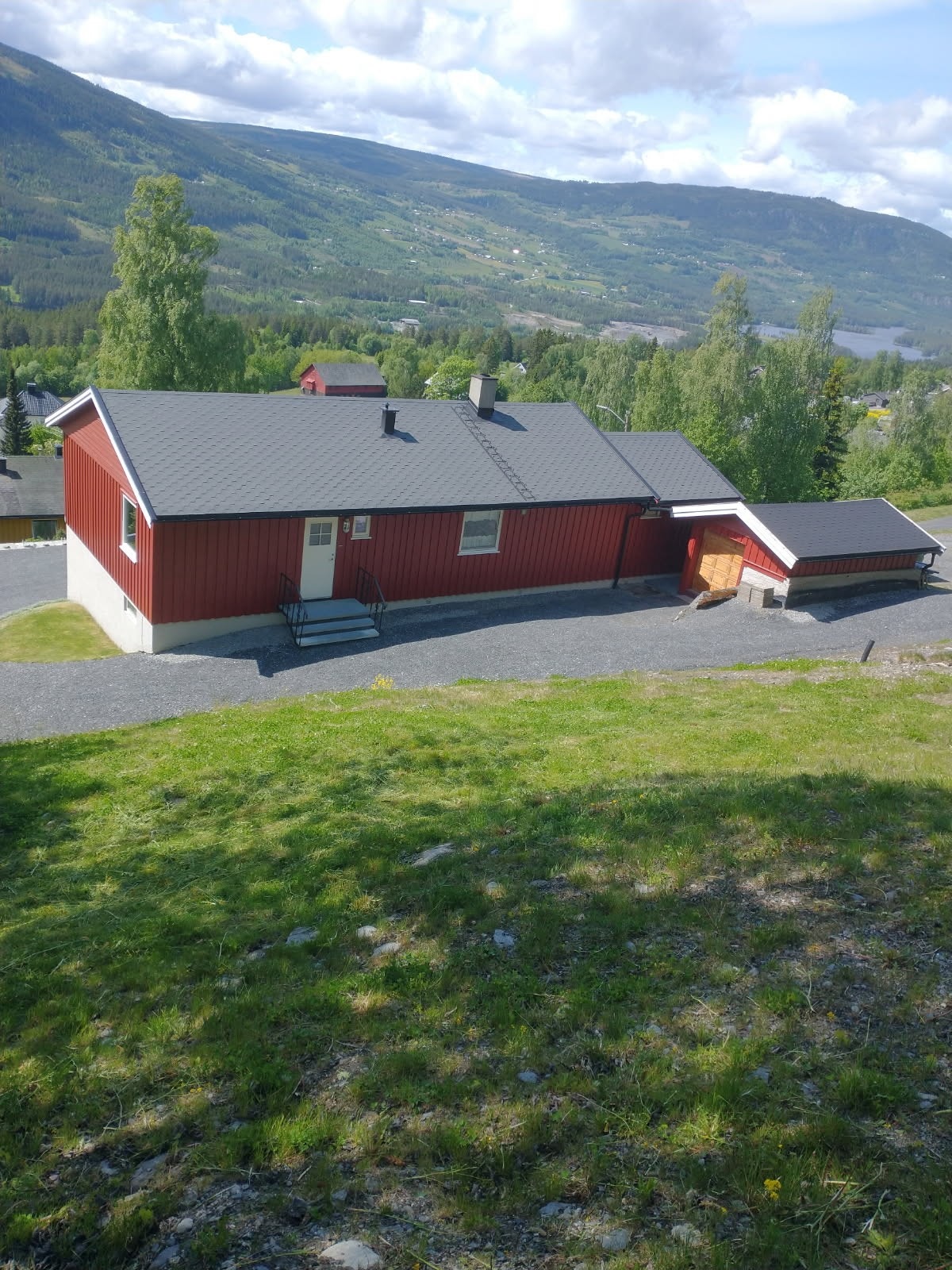 Eiendommen ligger i et barnevennlig område med turmuligheter i nærheten året rundt. Galleribilde