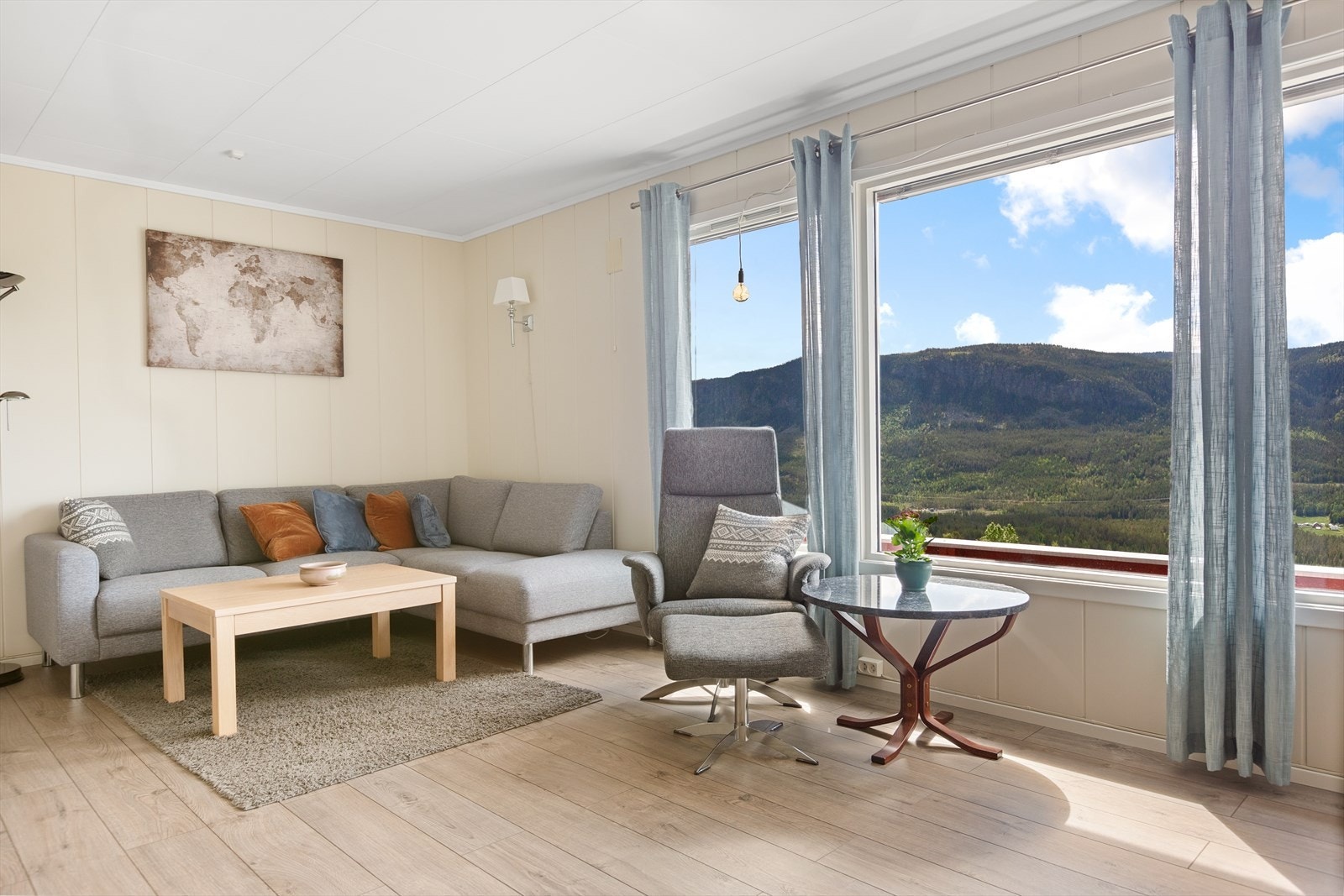 Laminatgulv og lysmalte overflater. Galleribilde