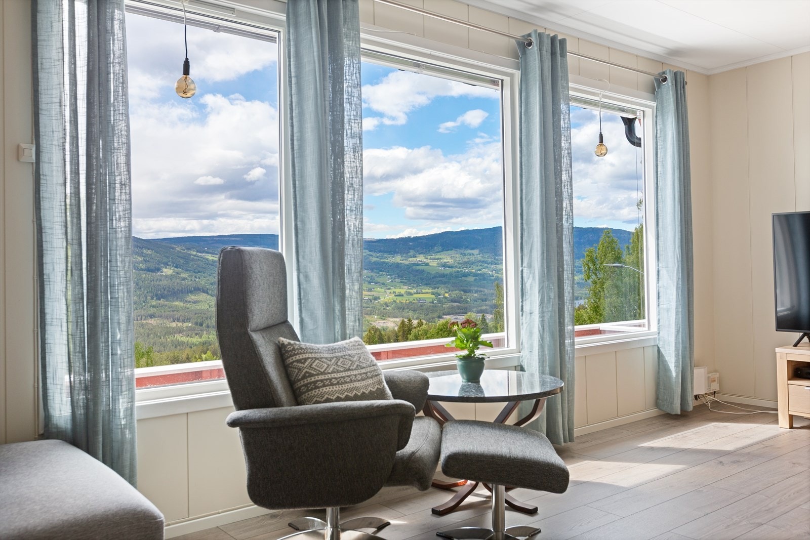 Eiendommen ligger solvendt til, med fin og åpen utsikt over bygda for øvrig og mot Vestringsbygda. Galleribilde