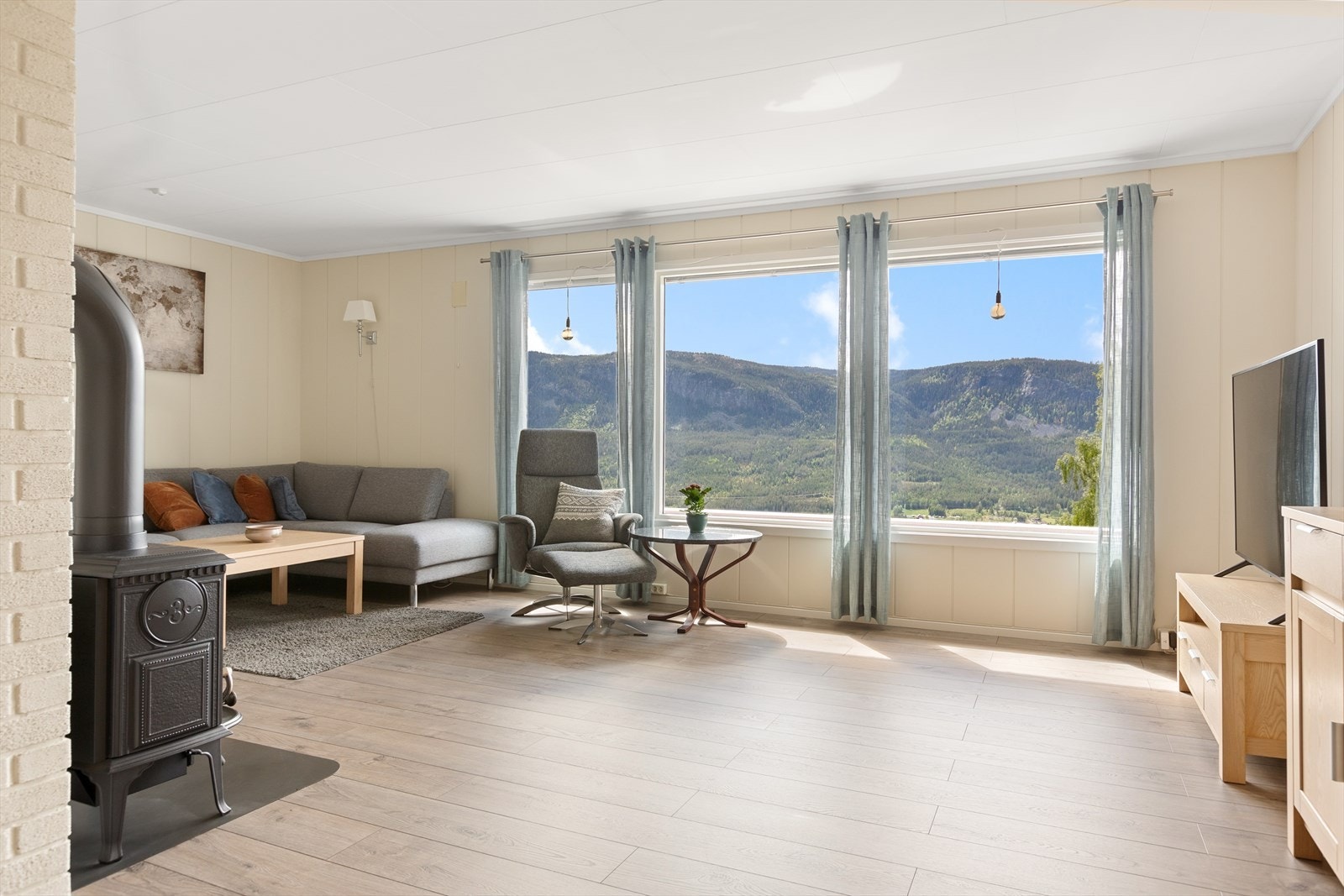 Stuen er lys og luftig, med flere store vindusflater som slipper inn godt med naturlig lys. Galleribilde