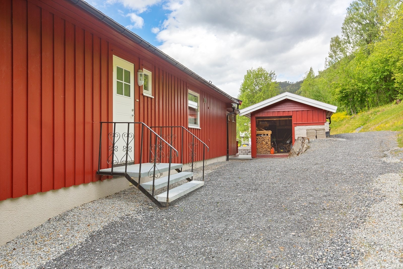 Inngangsparti og uthus. Galleribilde