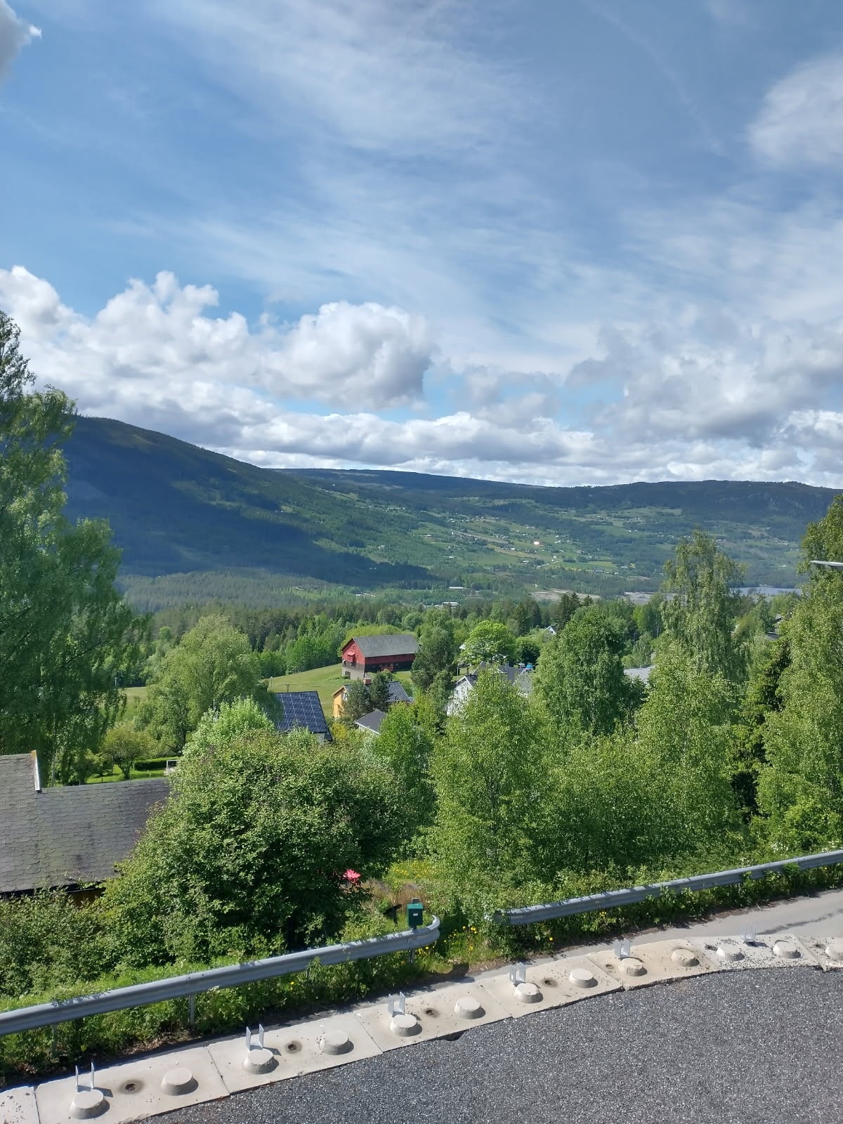 Her er det gode solforhold og fin utsikt mot dalføret. Galleribilde