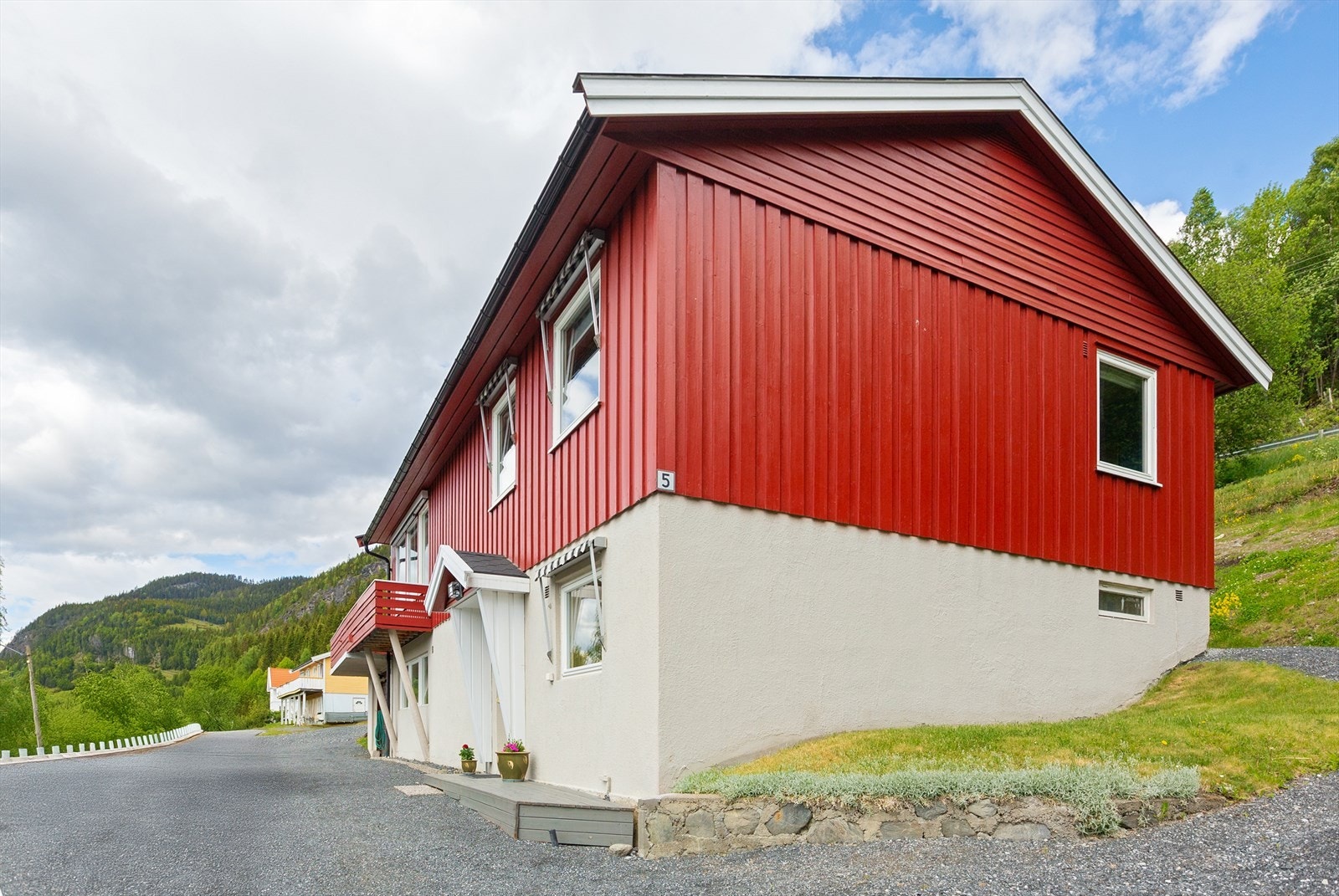 Egen inngang i kjelleretasjen. Galleribilde