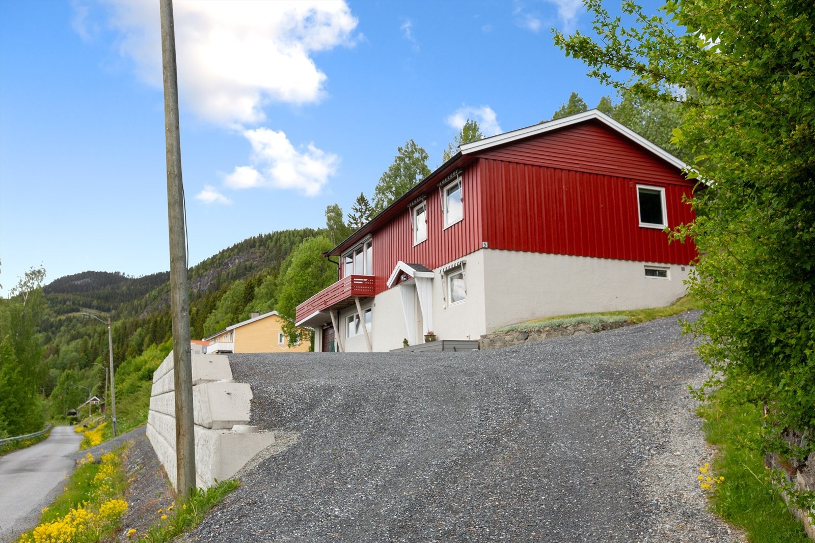 Garasje med garasjerom under terrassen. Leddport av tre med fjernstyring. Galleribilde