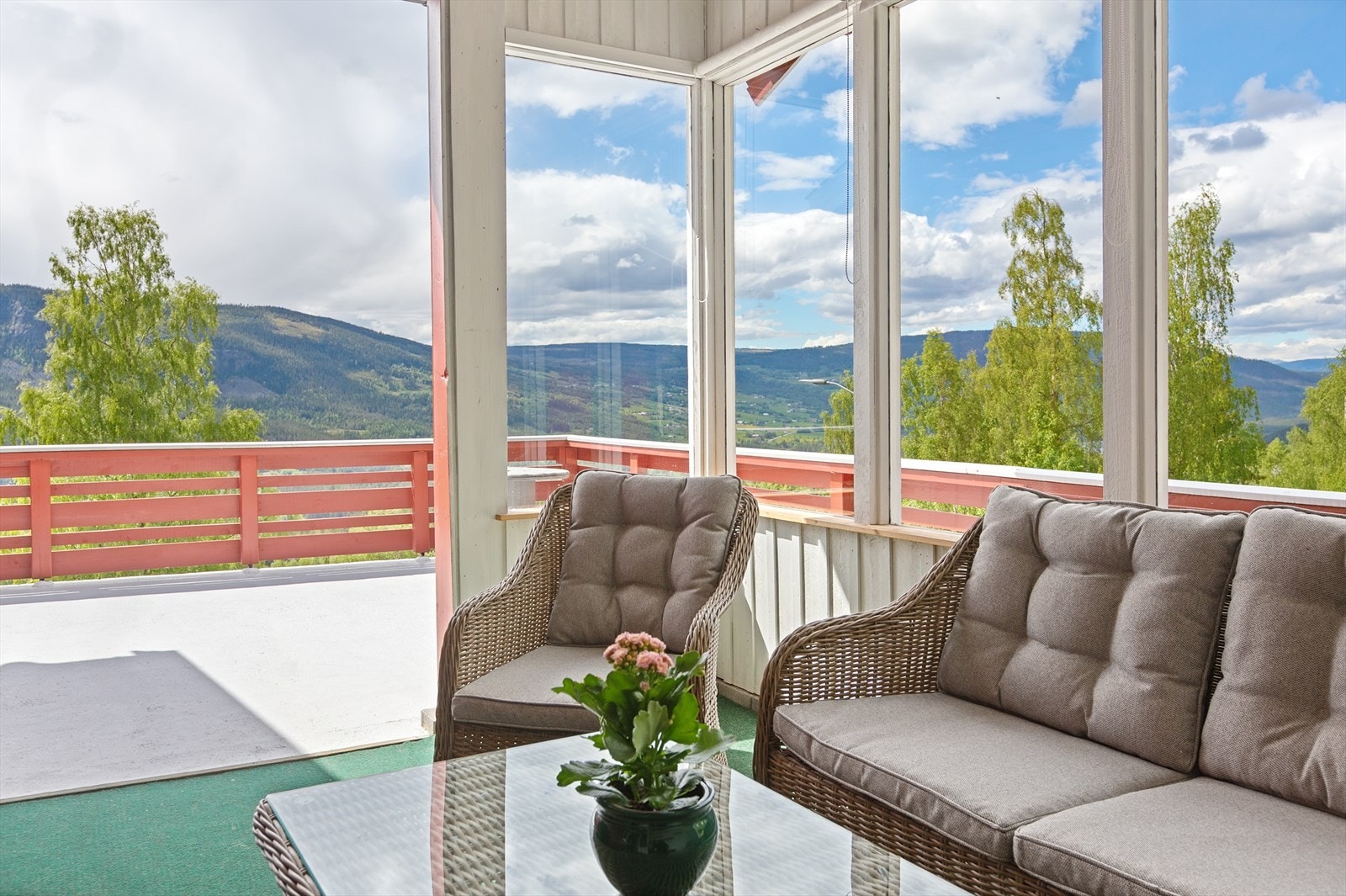 Flott overbygd og innglasset terrasse. Galleribilde