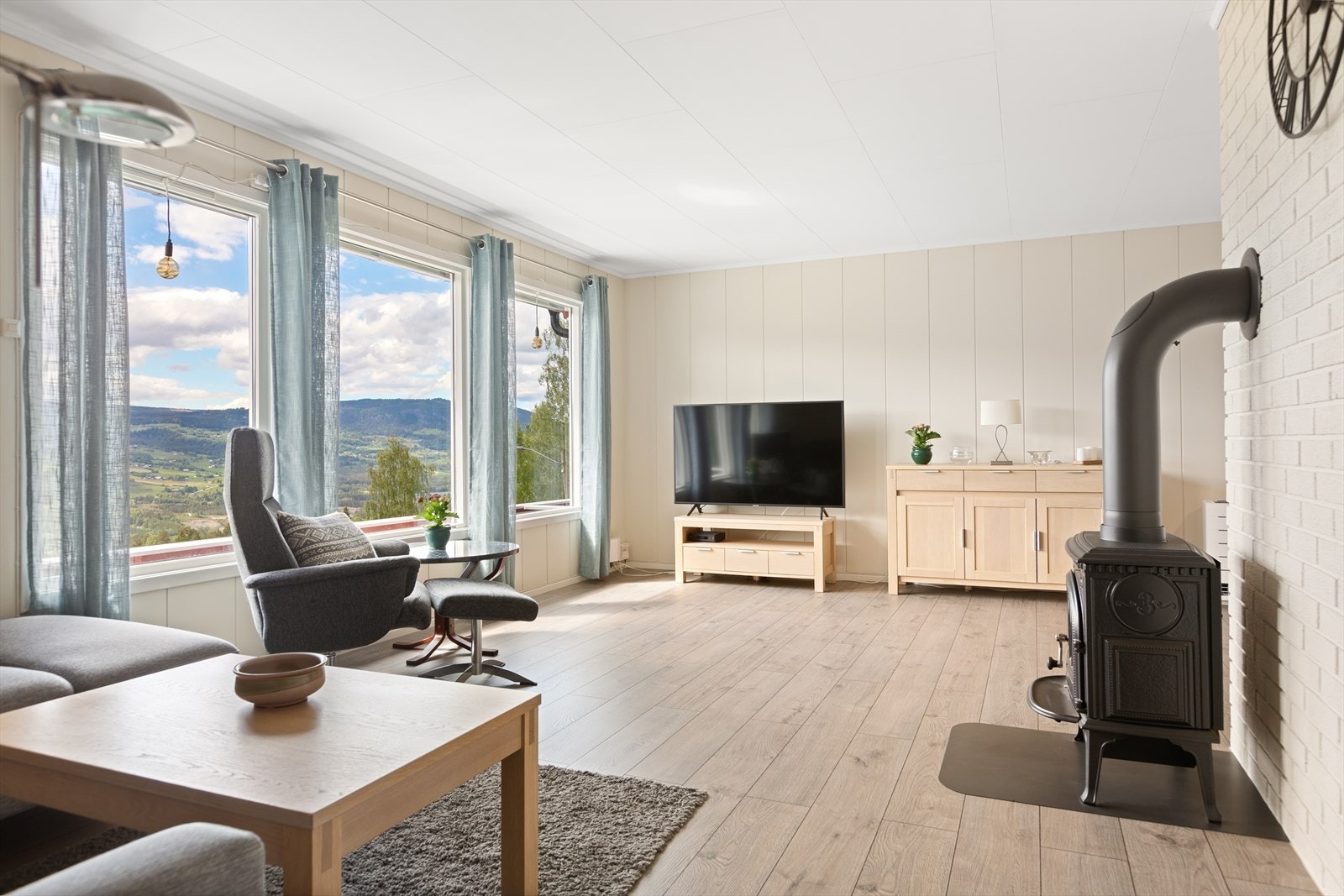 Fra stuen er det flott utsikt. Galleribilde