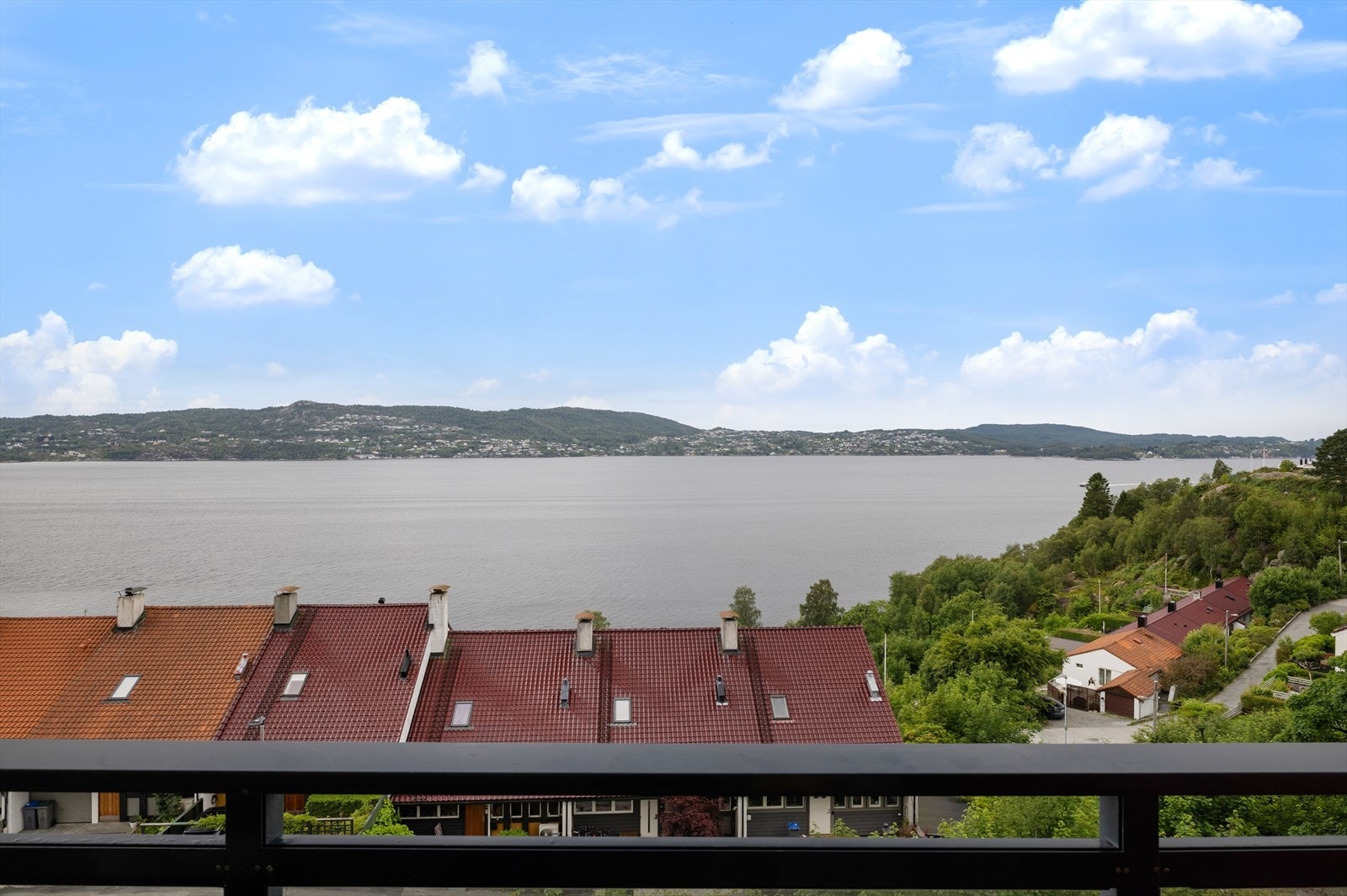 Utsikten fra balkongen strekker seg over byfjorden og mot Askøy. Galleribilde