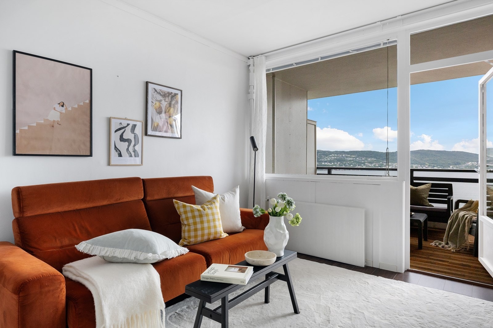 Fra stuen er det utgang til leilighetens balkong. Legg merke til utsikten! Galleribilde