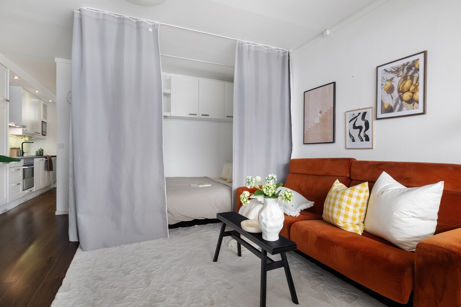 Stuen har et areal på 21,4 m². Galleribilde