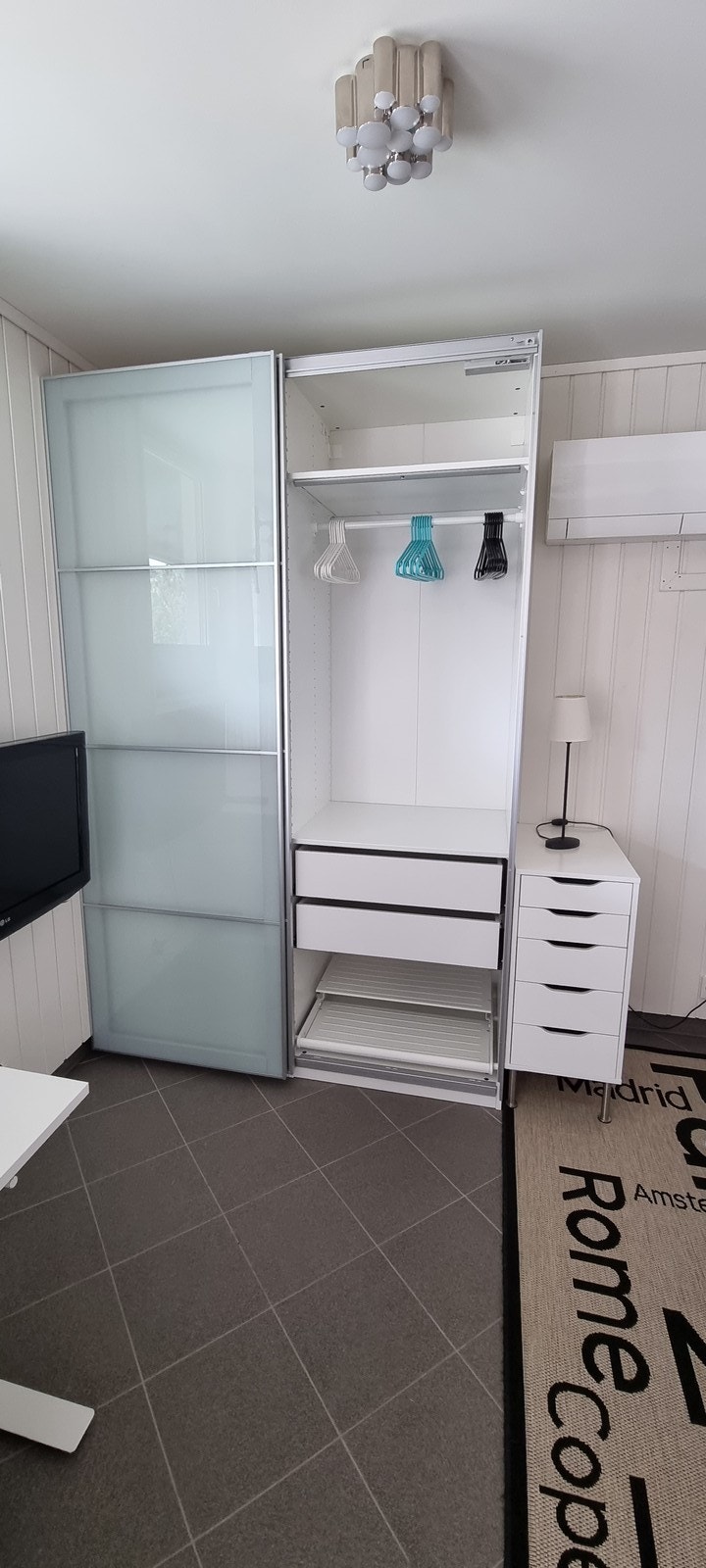 Romslig skyvedørsgarderobe. Varmepumpe montert på veggen. Galleribilde