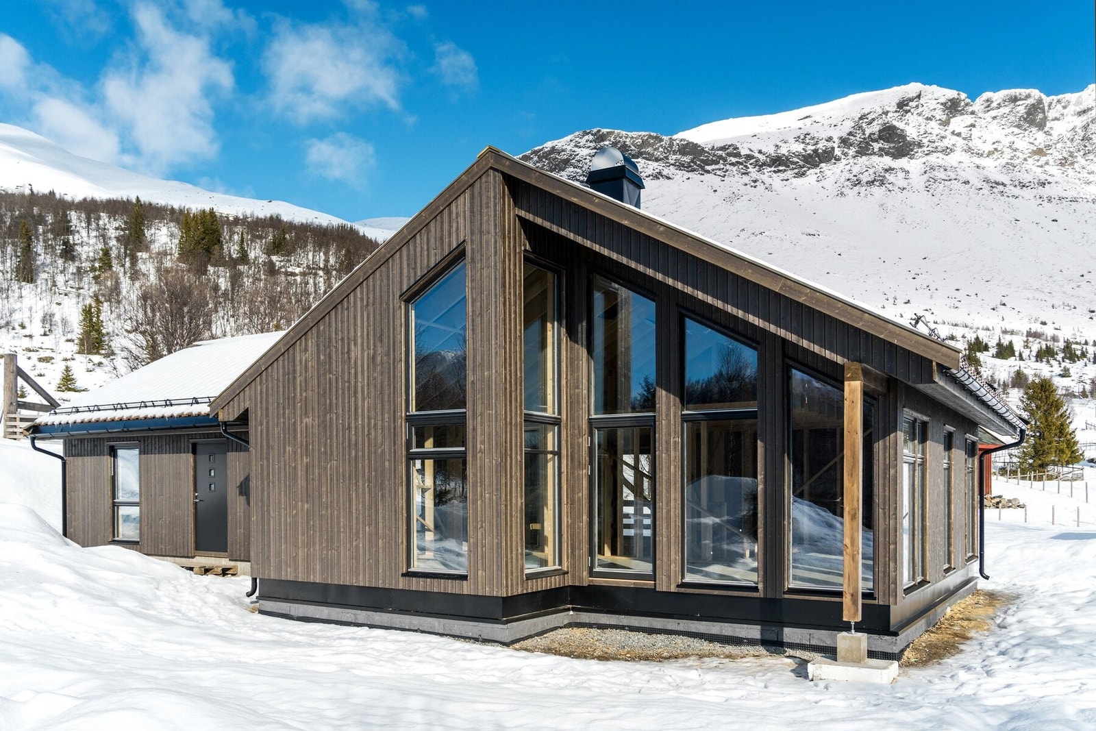 De høye vinduene slipper inn rikelig med lys. Galleribilde