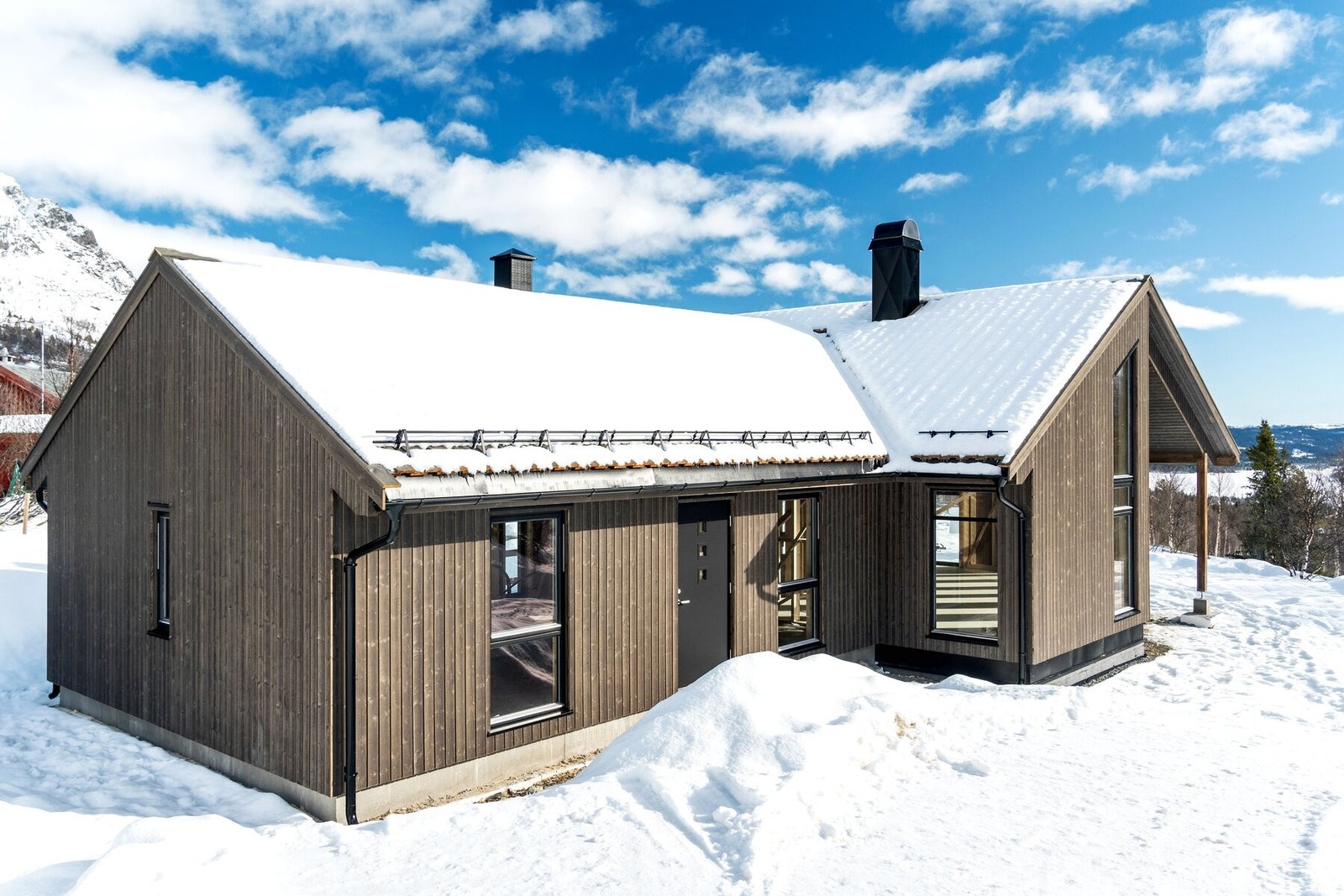 Hytten har et moderne design med mørke detaljer. Galleribilde