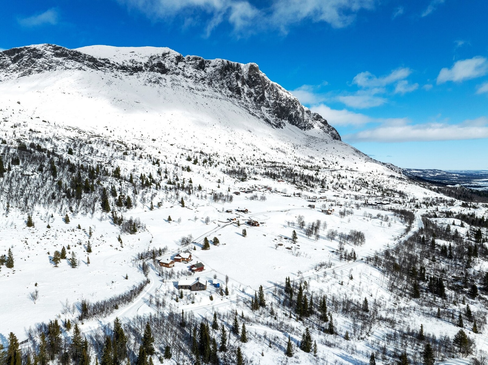 Fin og rolig beliggenhet. Kort vei til det man trenger. Galleribilde