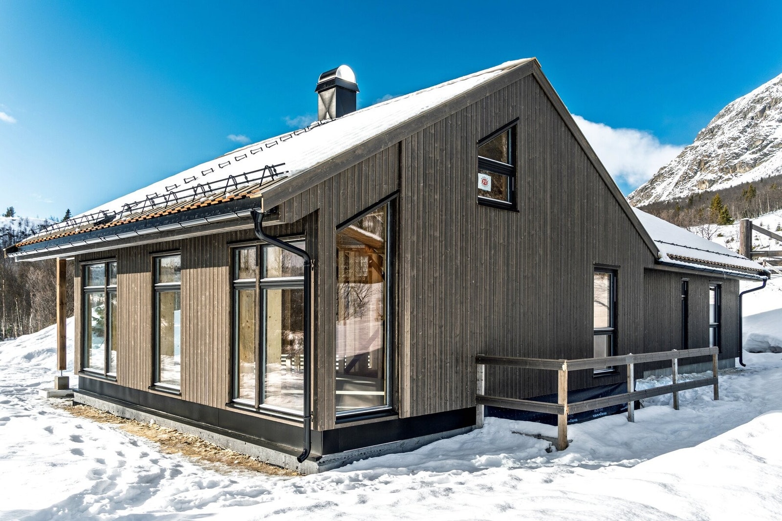 Innholdsrik plan, med hovedetasje og hems. Galleribilde