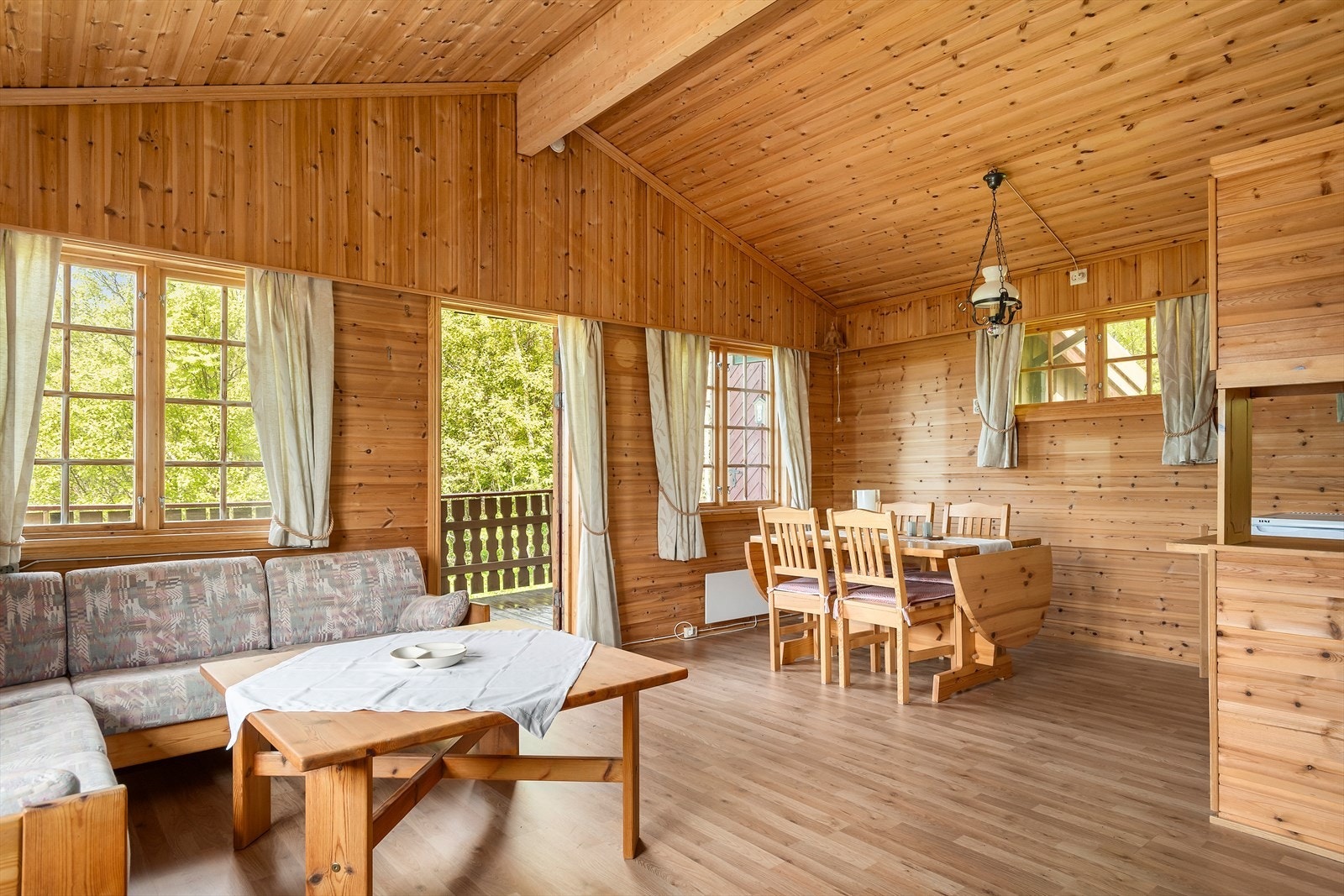 Du kommer til Sørfjorden med å ta ferge fra Kilboghavn fergeleie.
Hytta ligger flott til med nydelig utsikt og er du glad i naturen og i å fiske, ja da kan dette være plassen for deg. Galleribilde