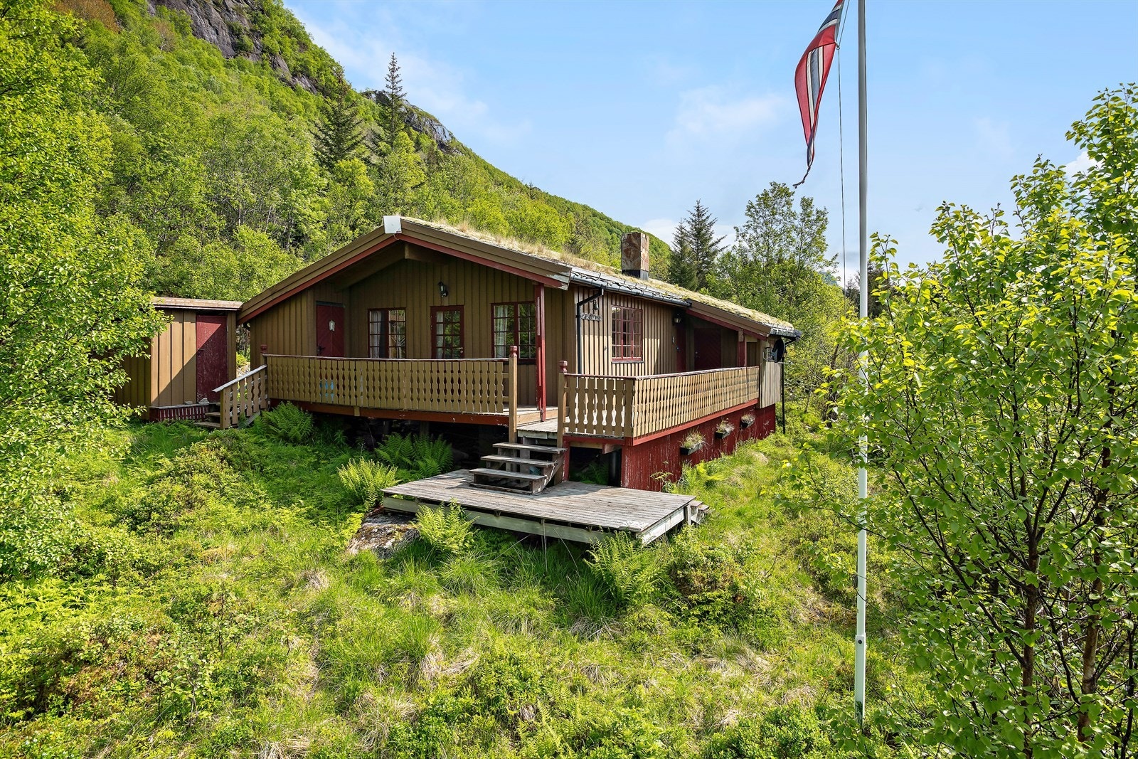 Velkommen til Sørfjorden i Rødøy kommune - Sætervikveien 90. En hytte med halvpart av naust. Galleribilde