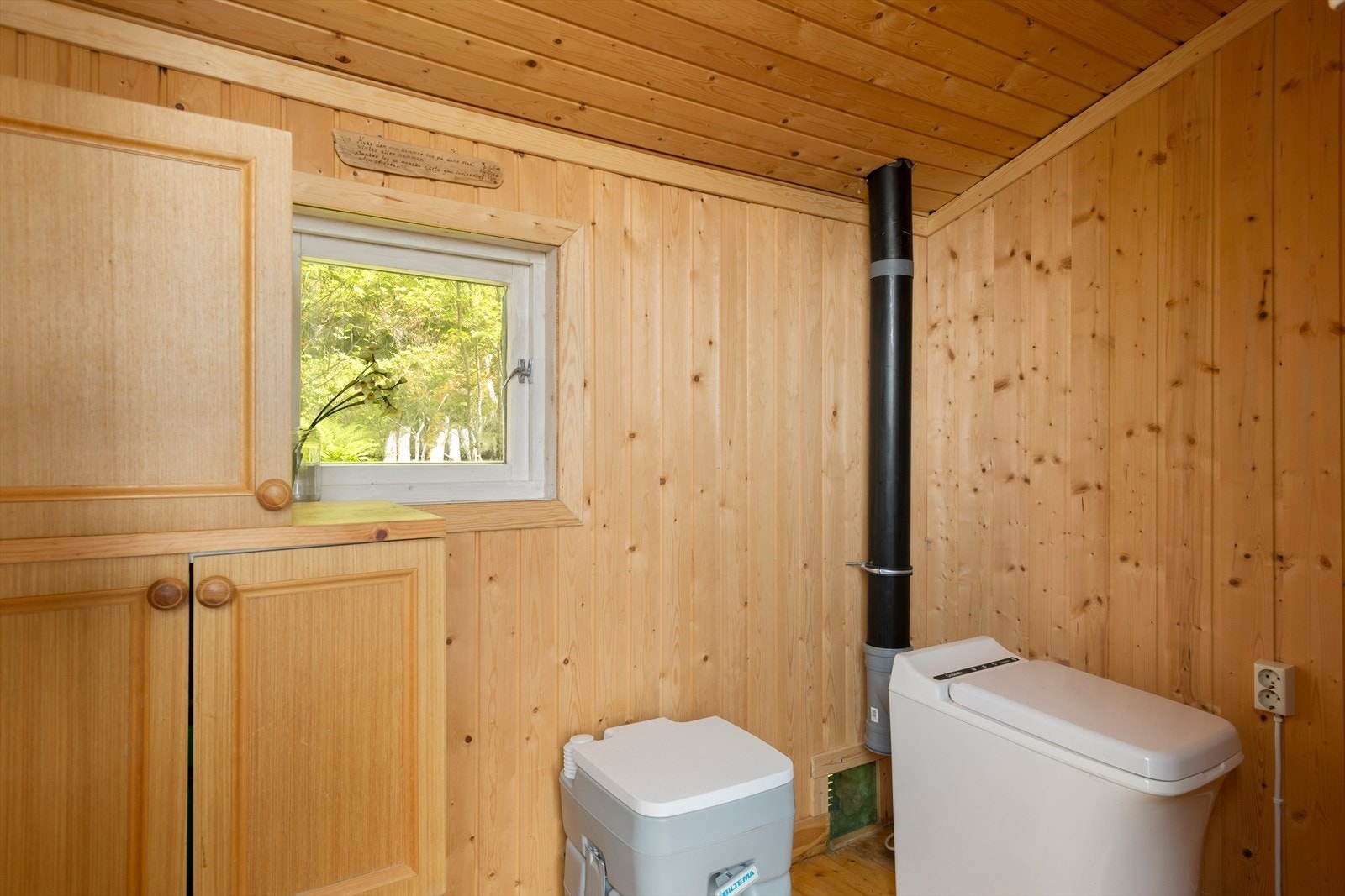 Eget adskilt toalettrom med forbrenningstoalett. Galleribilde