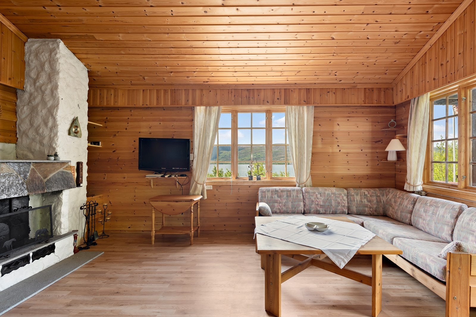 Takstmannen bemerker at fritidsboligen fremstår som normalt vedlikeholdt, men enkelte oppgraderinger må påregnes iht. normal elde og slitasje. Galleribilde