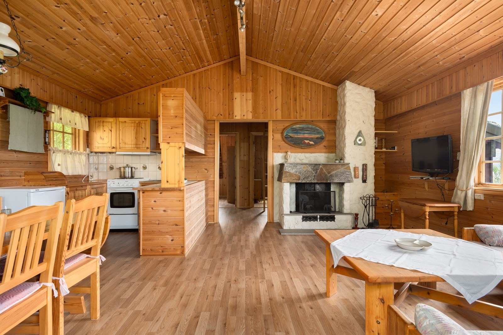 Stue mot gang og soverom. Legg merke til den gode takhøyden. Galleribilde