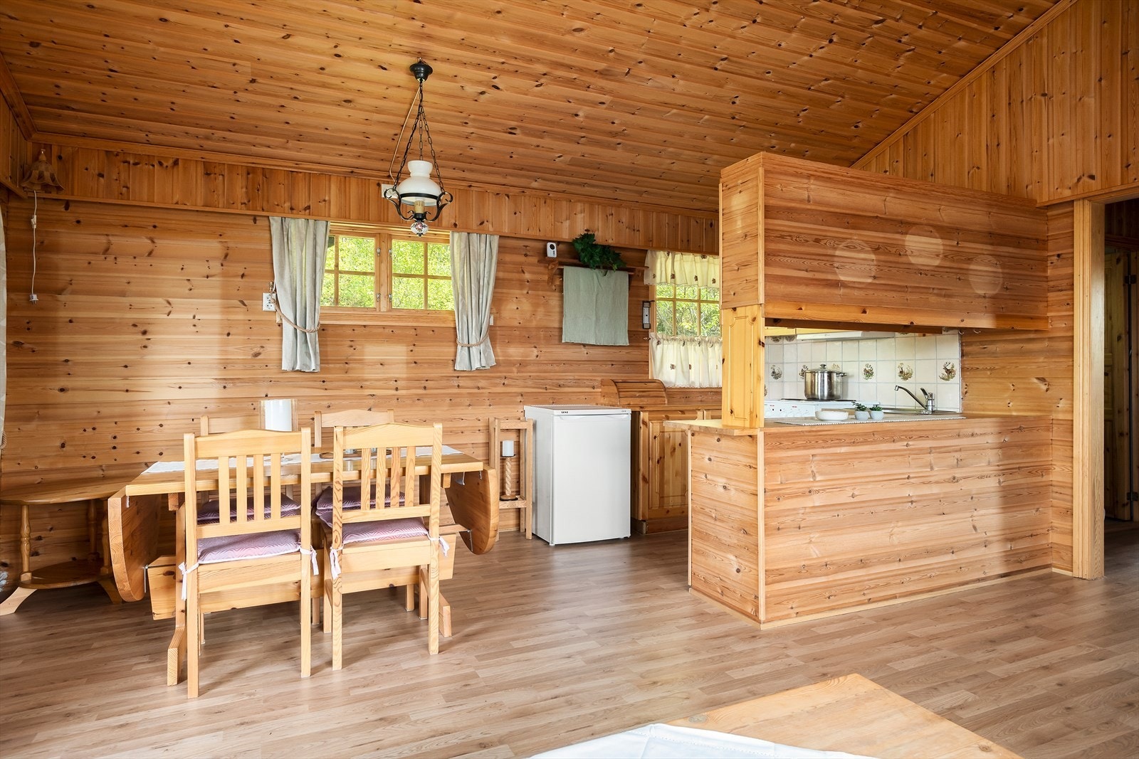 Spisestue mot kjøkkenet. Høyt og luftig. Galleribilde