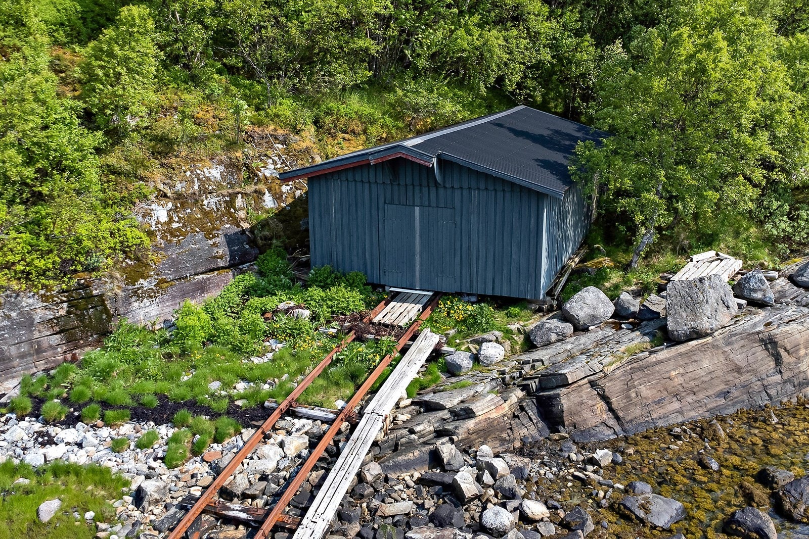 Det medfølger halvpart av naust på eget gårds-og bruksnummer. Galleribilde