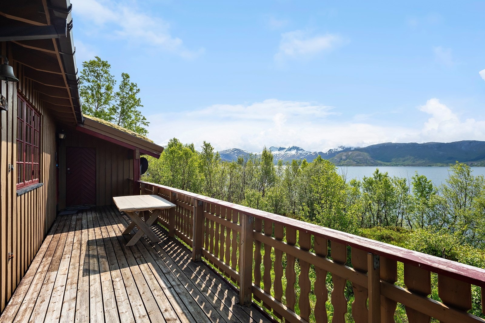 Terrasser der du kan nyte den flotte utsikten. Det er montert Cinderella forbrenningstoalett. Galleribilde