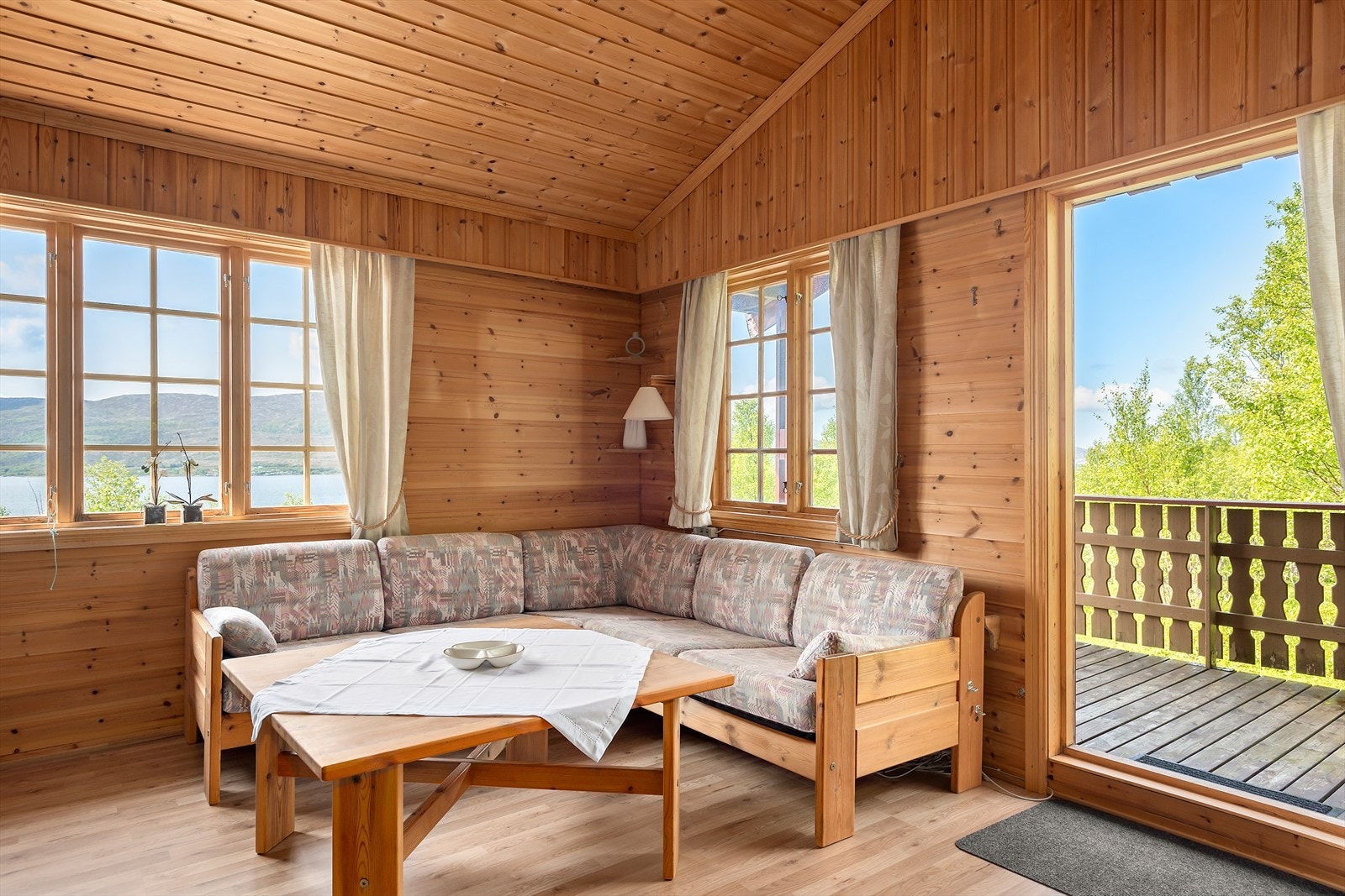 Hytta ligger flott til med nydelig utsikt og er du glad i naturen og i å fiske, ja da kan dette være plassen for deg. Galleribilde