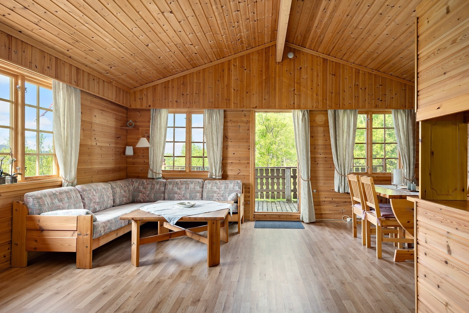 Velkommen til en koselig og innholdsrik hytte som ligger nydelig til i Sørfjorden. Du kommer til Sørfjorden med å ta ferge fra Kilboghavn fergeleie. Galleribilde