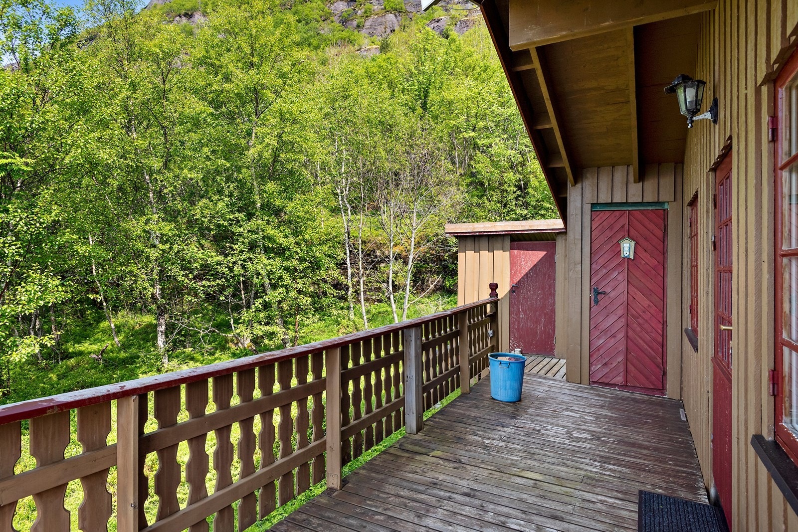 Terrasse mot toalettrom. Galleribilde