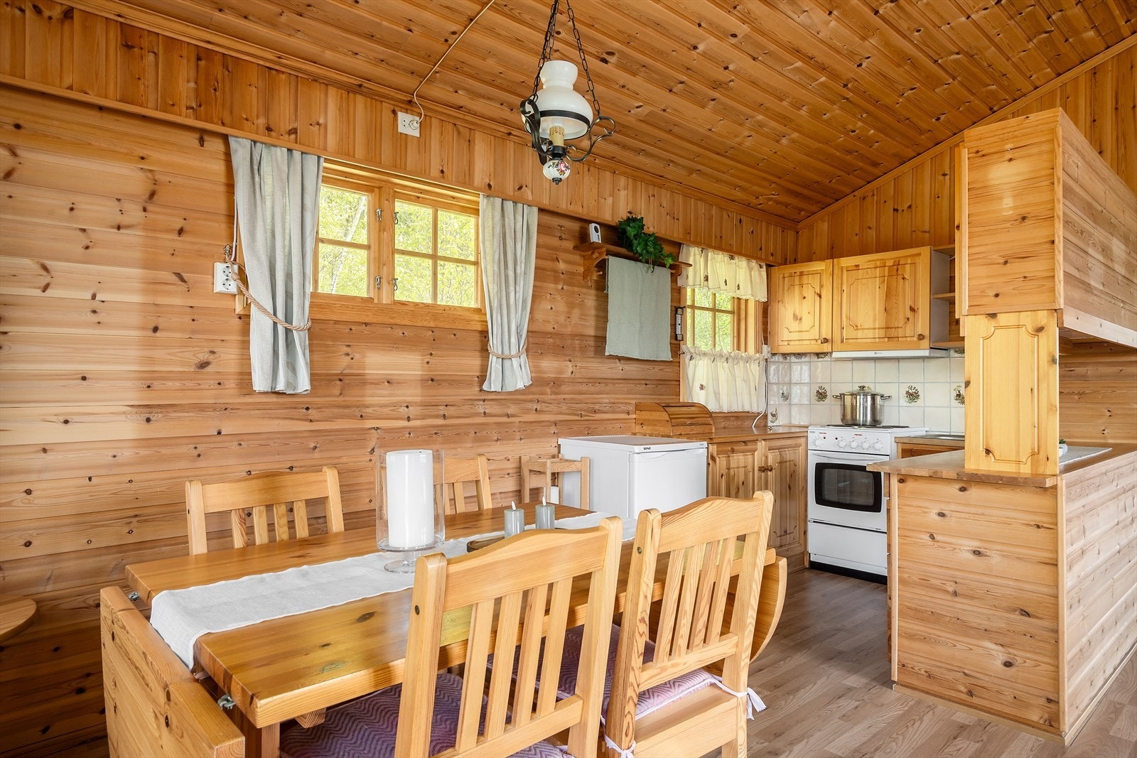 Spisestue mot kjøkkenet. Galleribilde