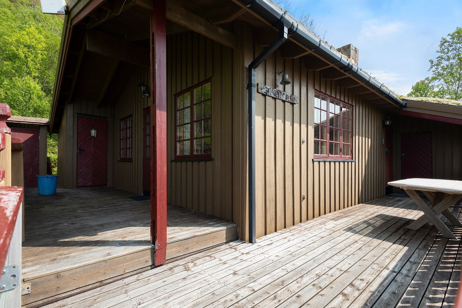 Via et overbygd inngangsparti kommer du inn i gangen der du har mulighet for oppbevaring av ytterklær og sko samt boden. Galleribilde