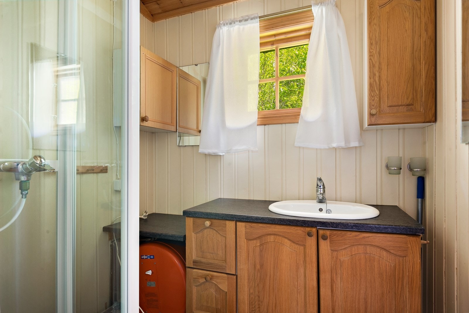 Sanitærrom. Rommet er utstyrt med dusjkabinett, innredning med nedfelt servant og ett-greps blandebatteri. Rommet er ikke oppført som våtrom iht. dagens krav, men benyttes som bad. Galleribilde