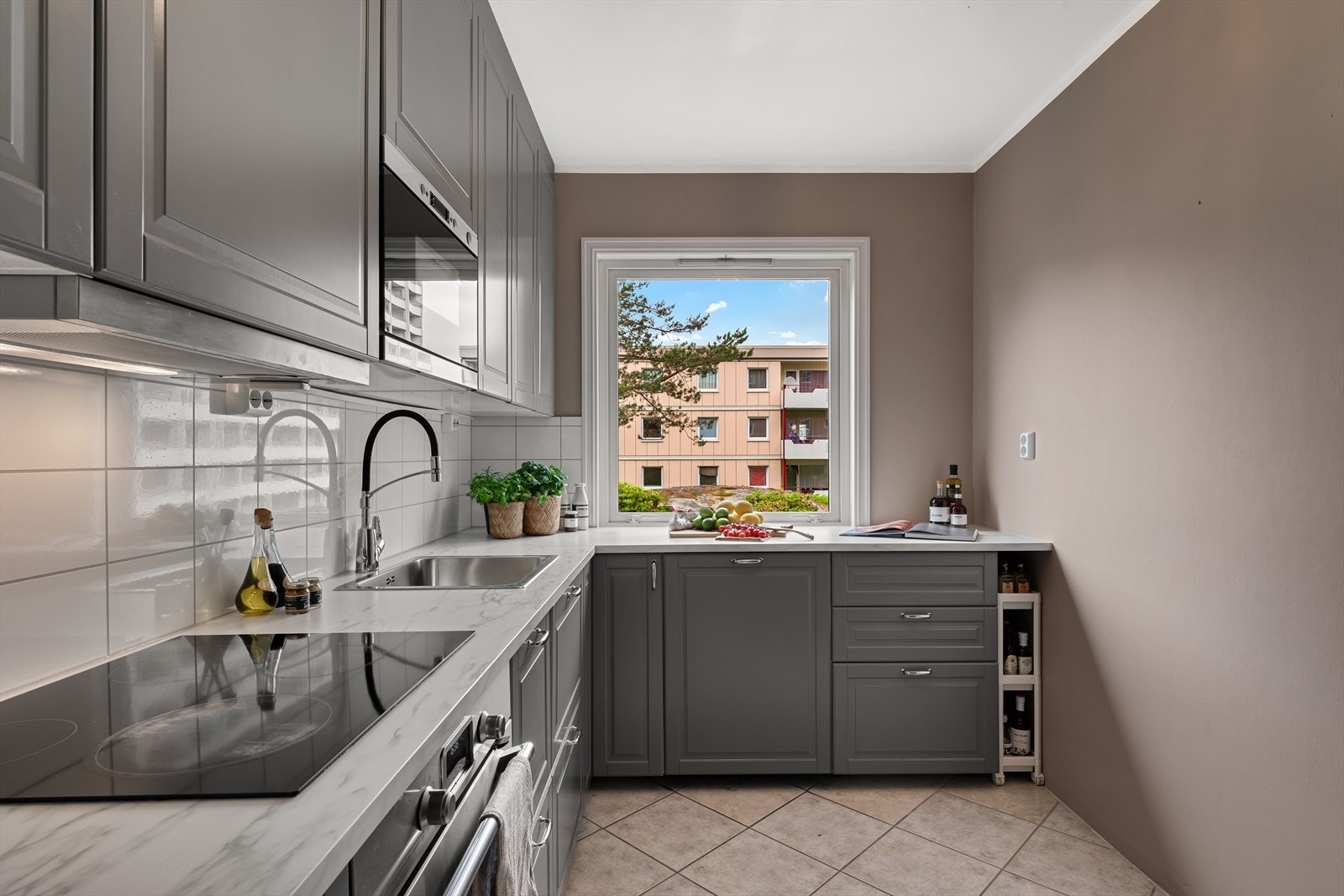 - Kjøkkenet fikk ny IKEA kjøkkeninnredning i 2021-2022 + vegger og tak ble malt - Galleribilde