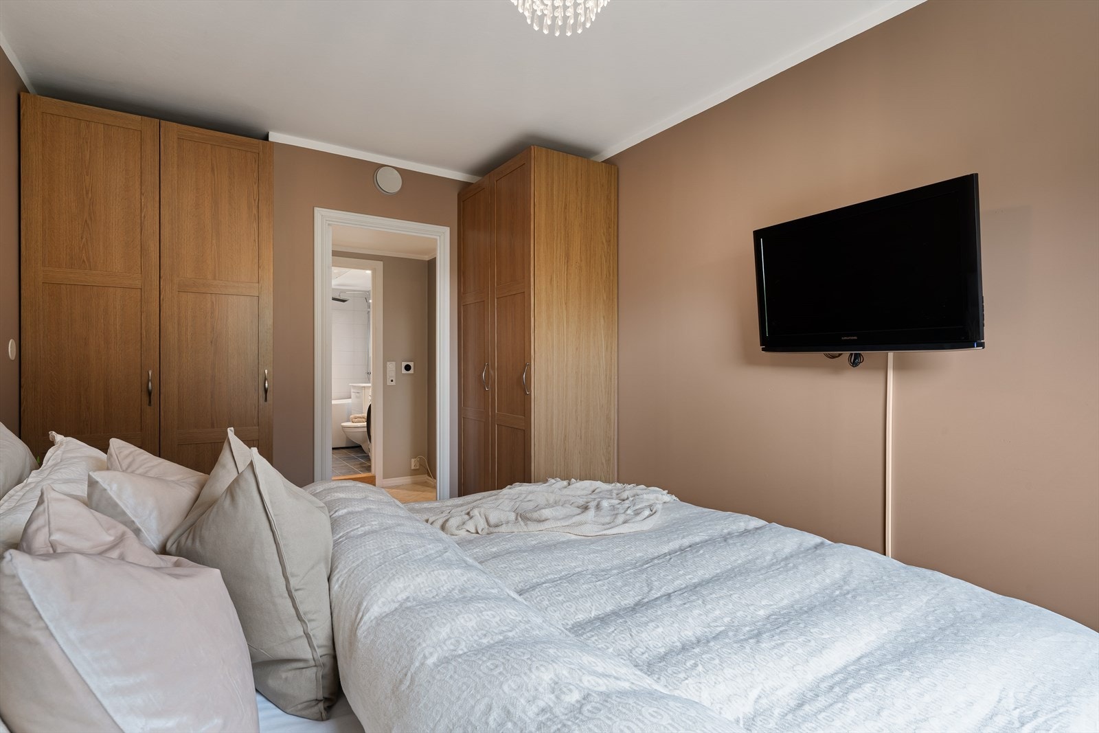 - Merk praktisk garderobeløsning som medfølger kostnadsfritt - Galleribilde