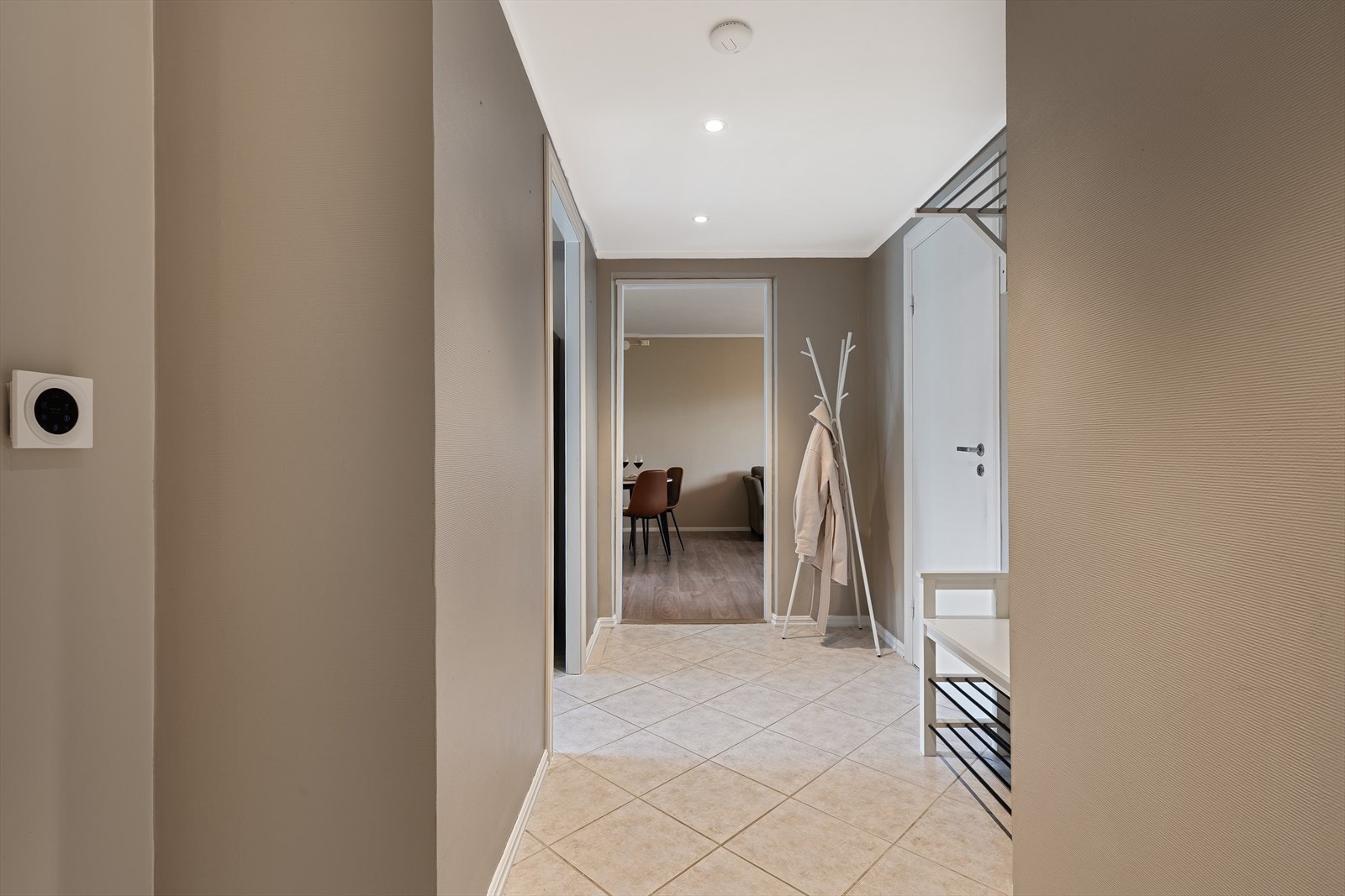 - Leiligheten er malt i lune, tidsriktige farger som gjør det enkelt for deg å sette ditt eget preg på boligen - Galleribilde