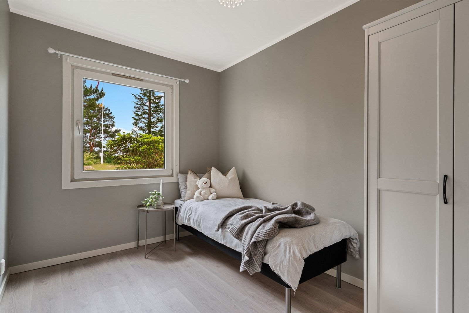 - God plass til seng og ønsket møblement - Galleribilde