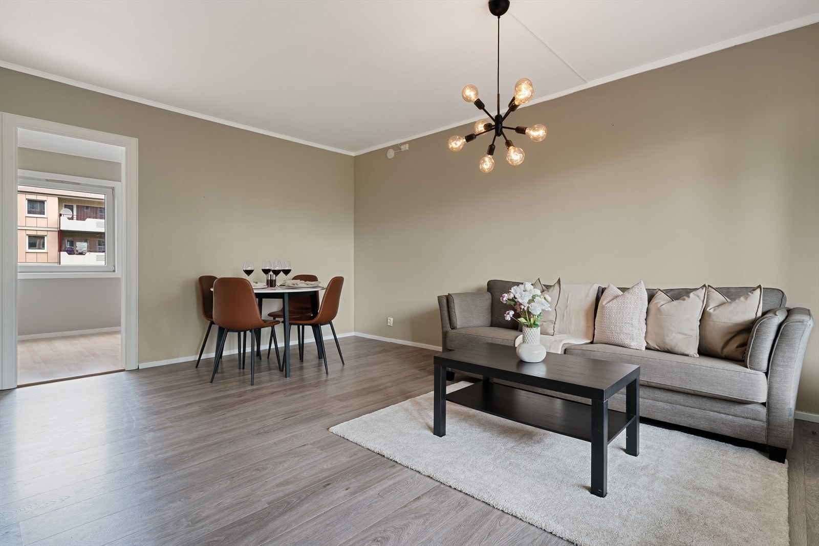 - Stuen har en praktisk utforming med plass til spisebord og sofa i hver sin naturlige sone - Galleribilde