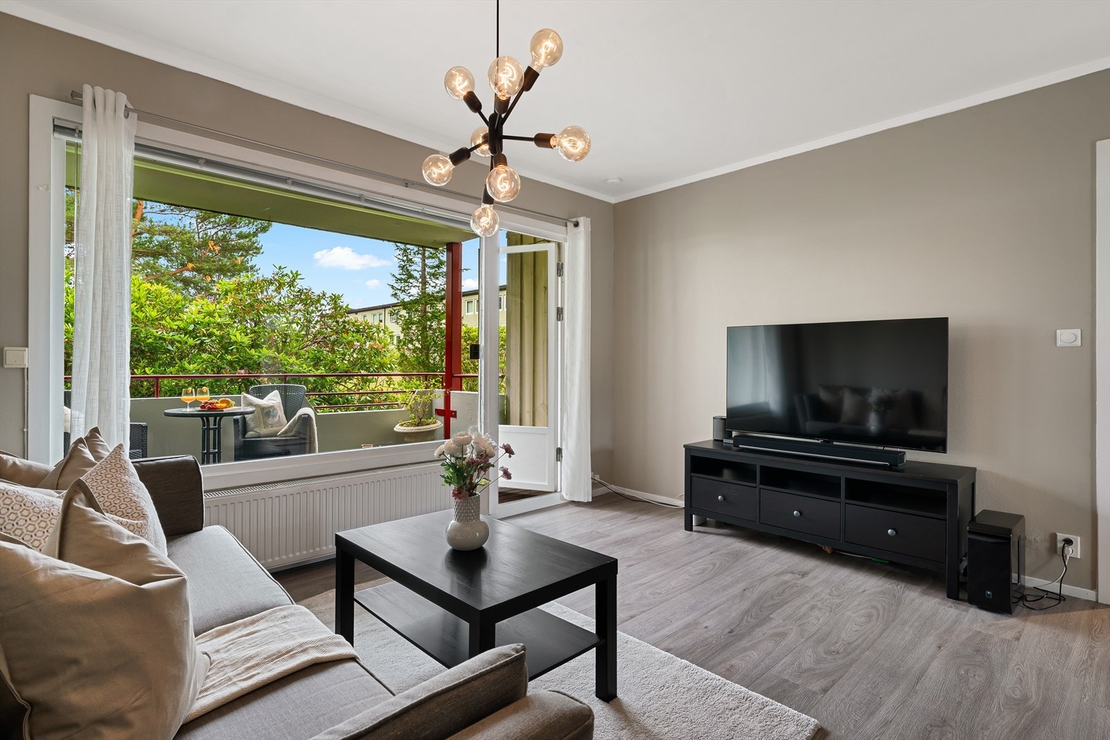 - Tak og vegger i stue ble malt i 2025 - Galleribilde